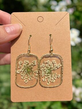 E4 Gold Floral Pressed-Flower Drop Earrings - Natural White